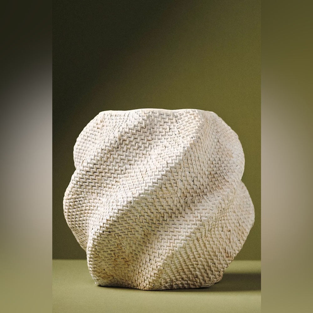 Anthropologie LENNON TEXTURED PLANTER
Style No.  4554G810AA Color: Cream
Size: L - Picture 4 of 9